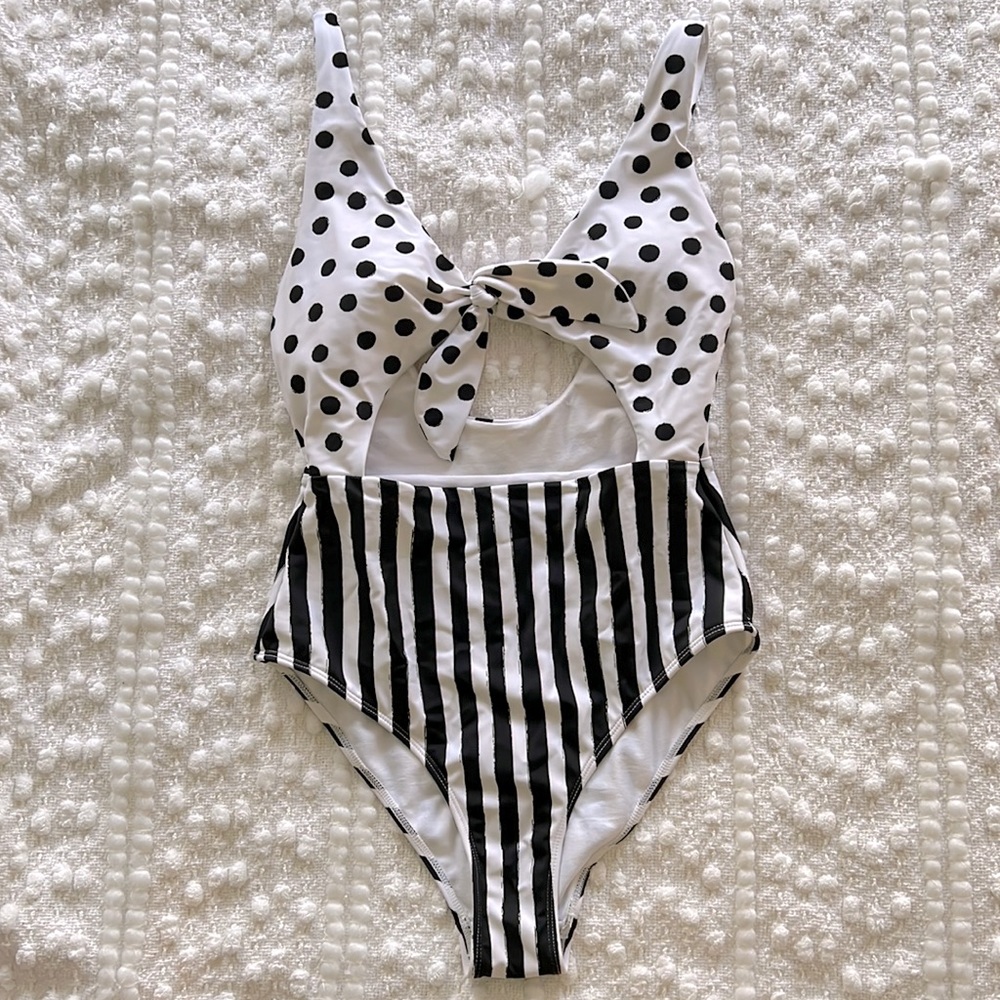 ⚫️⚪️ Cut-Out One Piece ⚪️⚫️